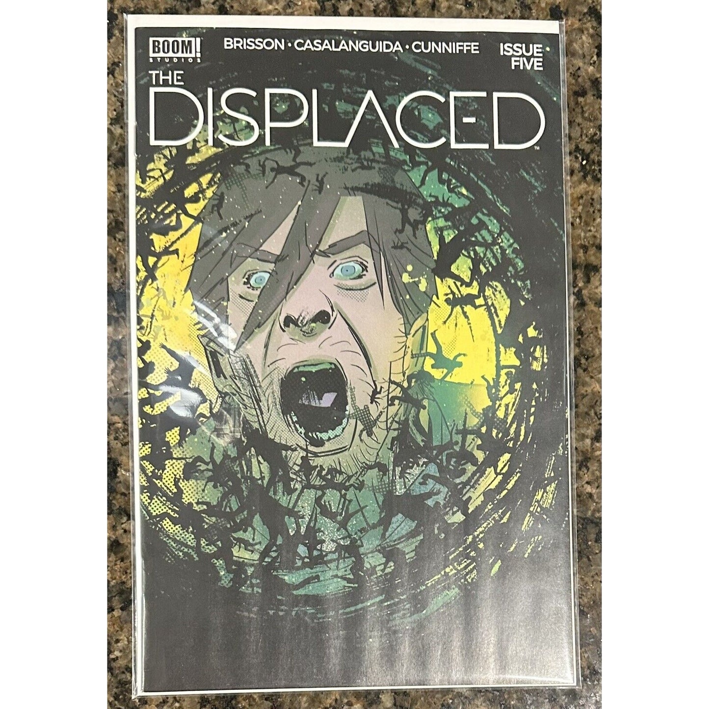 Displaced - BOOM! Studios (2024) - Ed Brisson/Luca Casalanguida - COMPLETE RUN Zman's FULL RUNS AND COMPLETE SERIES: Displaced (2024) BOOM! StudISSUES #1-#5THIS LOT CONTAINS 5 BOOKSThe city of Oshawa, Ontario has vanished without a trace. Even worse, nobo