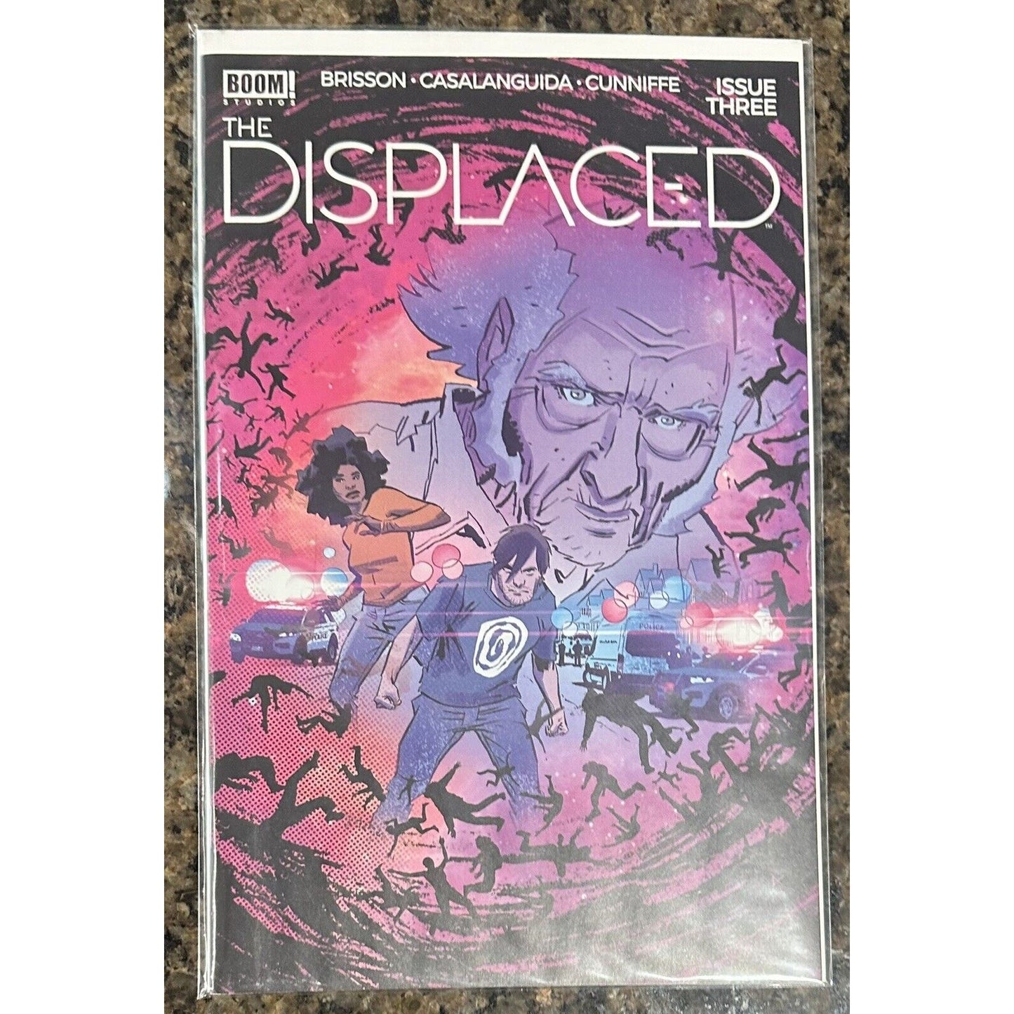 Displaced - BOOM! Studios (2024) - Ed Brisson/Luca Casalanguida - COMPLETE RUN Zman's FULL RUNS AND COMPLETE SERIES: Displaced (2024) BOOM! StudISSUES #1-#5THIS LOT CONTAINS 5 BOOKSThe city of Oshawa, Ontario has vanished without a trace. Even worse, nobo