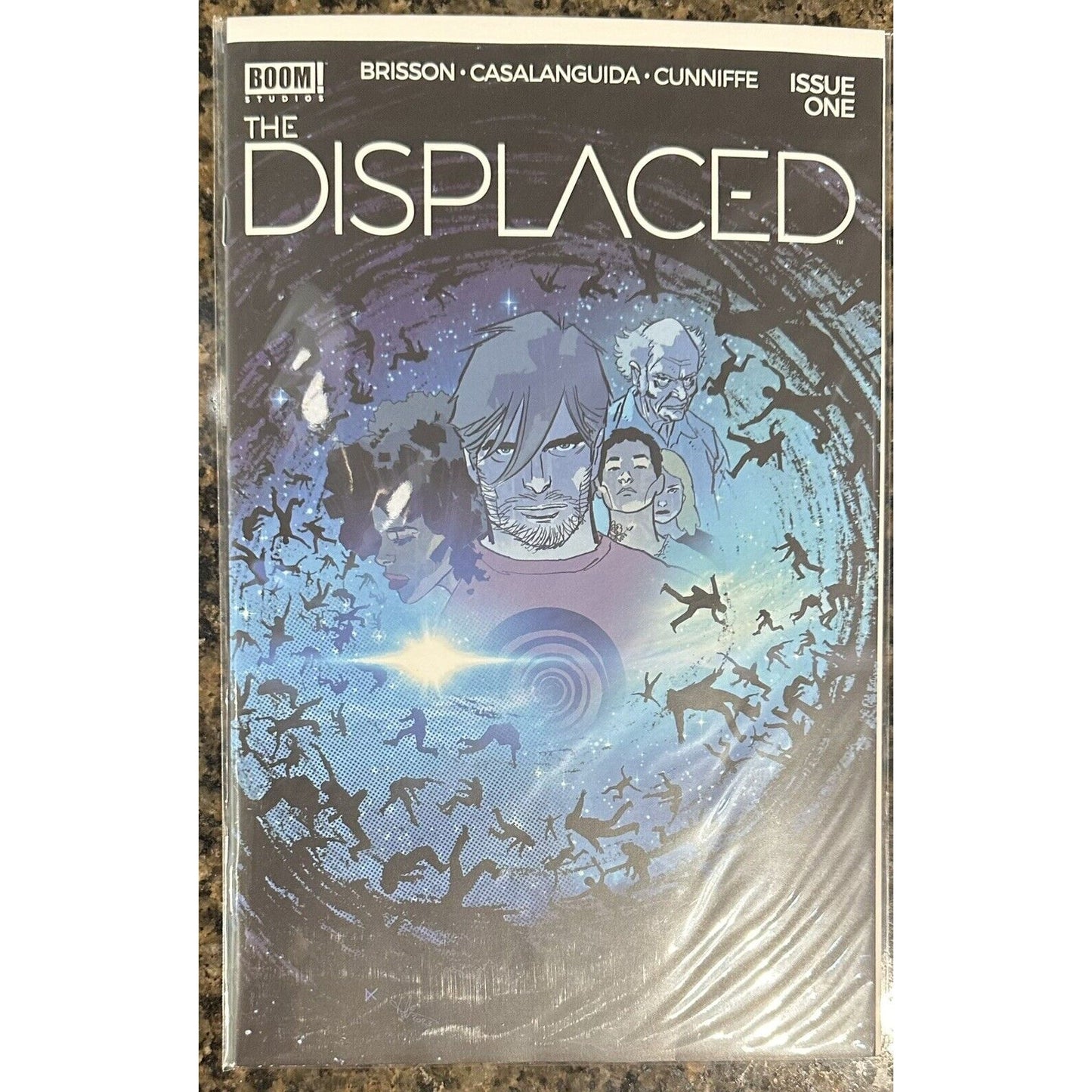 Displaced - BOOM! Studios (2024) - Ed Brisson/Luca Casalanguida - COMPLETE RUN Zman's FULL RUNS AND COMPLETE SERIES: Displaced (2024) BOOM! StudISSUES #1-#5THIS LOT CONTAINS 5 BOOKSThe city of Oshawa, Ontario has vanished without a trace. Even worse, nobo