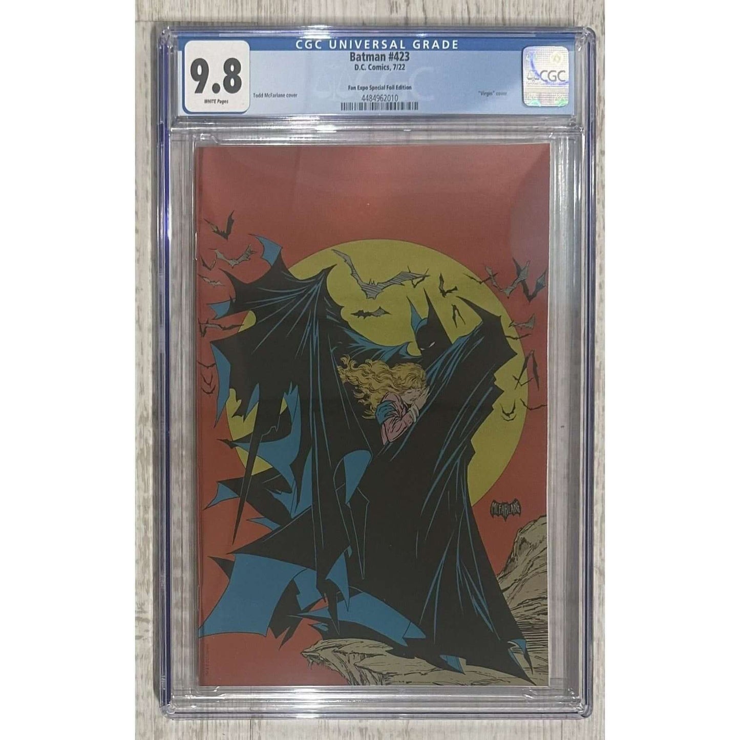 BATMAN #423 - Red FOIL Fan EXPO 2022 EXCLUSIVE - TODD MCFARLANE - RARE! CGC 9.8 Batman #423 Fan Expo Special Foil Edition (RED) - 7/22 - Todd McFarlane - Virgin coverThis exclusive Batman #423 comic book is a must-have for any fan of the Dark Knight. With