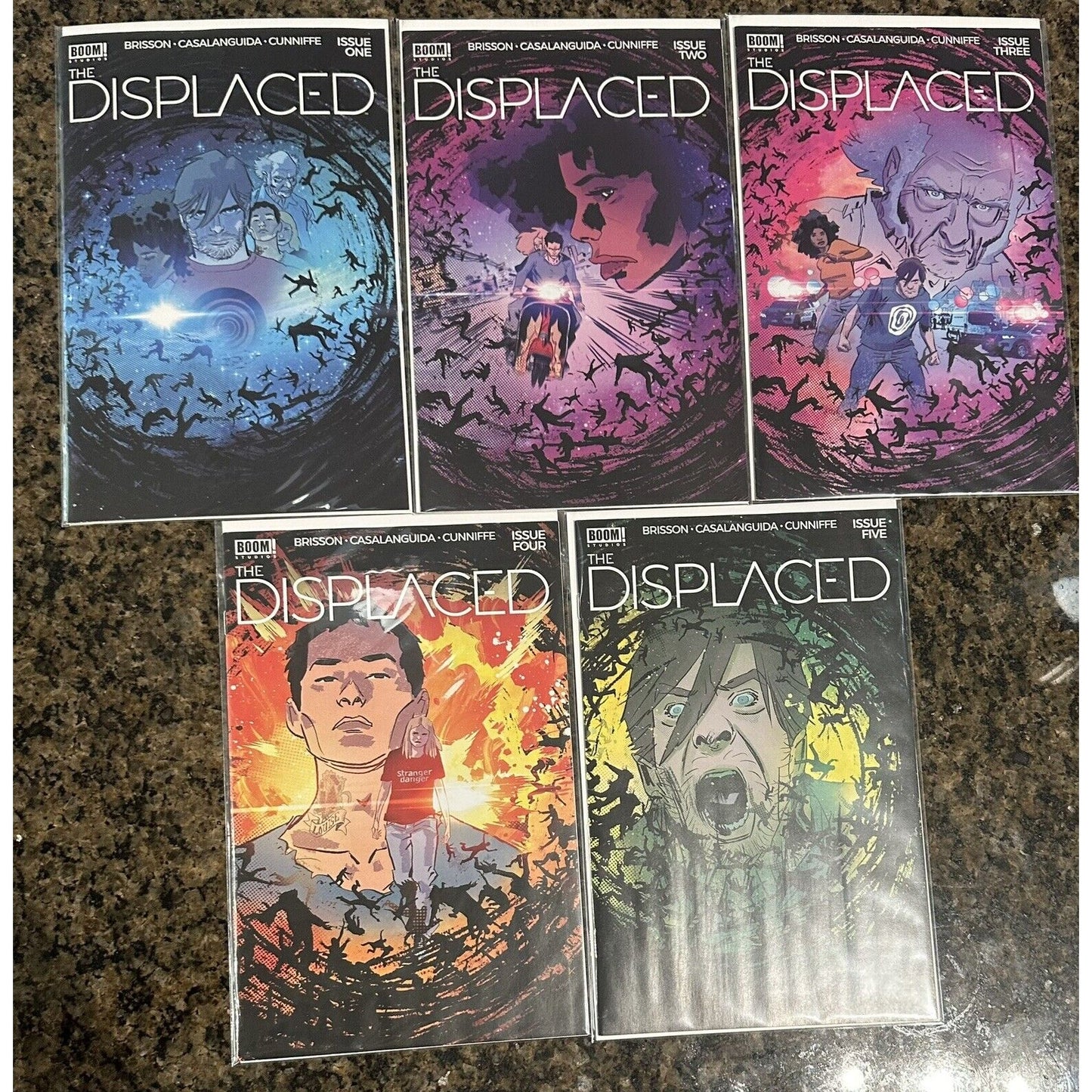 Displaced - BOOM! Studios (2024) - Ed Brisson/Luca Casalanguida - COMPLETE RUN Zman's FULL RUNS AND COMPLETE SERIES: Displaced (2024) BOOM! StudISSUES #1-#5THIS LOT CONTAINS 5 BOOKSThe city of Oshawa, Ontario has vanished without a trace. Even worse, nobo
